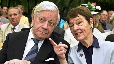 Altbundeskanzler Helmut Schmidt und seine Frau Loki. Mehr Bilder in der Galerie.