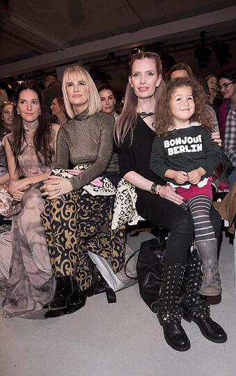 Johanna Klum (l-r), Monica Ivancan und Mirja du Mont mit Ruby.