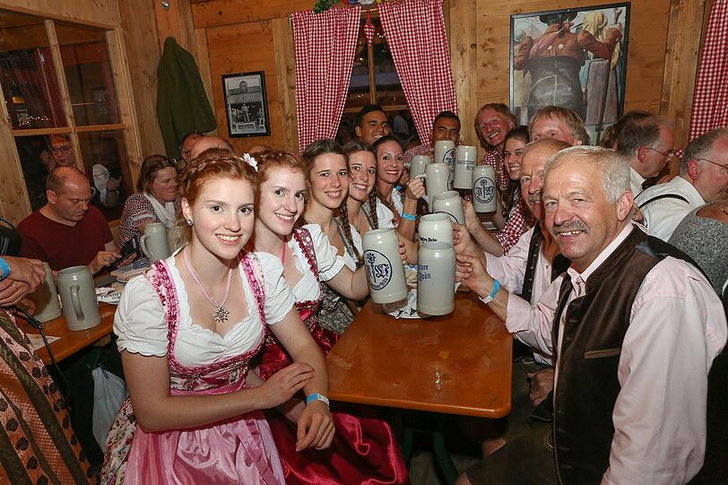 17 Zwillingspaare trafen sich im Zelt "Tradition" auf der Oide Wiesn