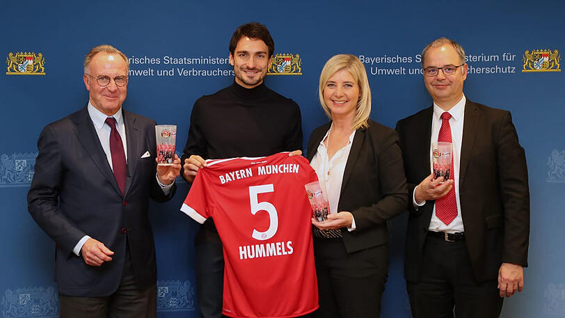 FCB-Vorstandsboss Karl-Heinz Rummenigge, Nationalspieler Mats Hummels, die bayerische Umweltministerin Ulrike Scharf und Jürgen Muth, Geschäftsführer der Allianz Arena (von links).