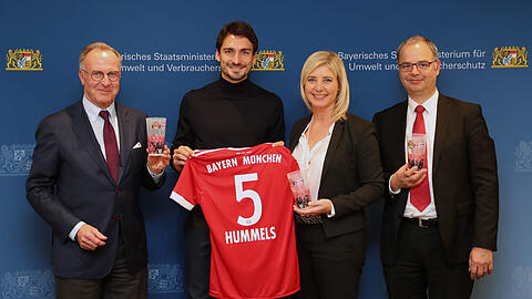 FCB-Vorstandsboss Karl-Heinz Rummenigge, Nationalspieler Mats Hummels, die bayerische Umweltministerin Ulrike Scharf und Jürgen Muth, Geschäftsführer der Allianz Arena (von links).