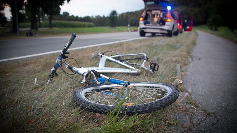 Die Windschutzscheibe des Autos ist kaputt, das Fahrrad des Zwölfjährigen komplett zerstört. Die Bilder vom Unfallort.