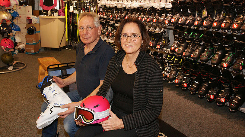 Skischuhe, Skihelme &ndash; und alles, was das Sportlerherz sonst noch so begehrt: Fredy und Brigitte Kaindl im Geschäft.