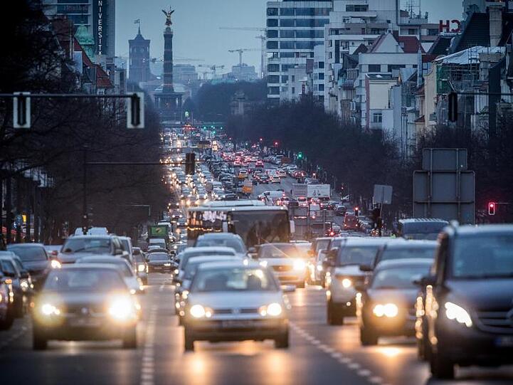 Der deutsche Handel wehrt sich gegen die in immer mehr Städten drohenden Diesel-Fahrverbote.