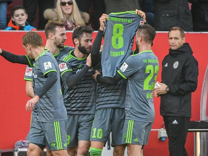 Sonny Kittel (verdeckt) feiert mit dem Trikot von Almog Cohen sein Tor gegen Bochum.