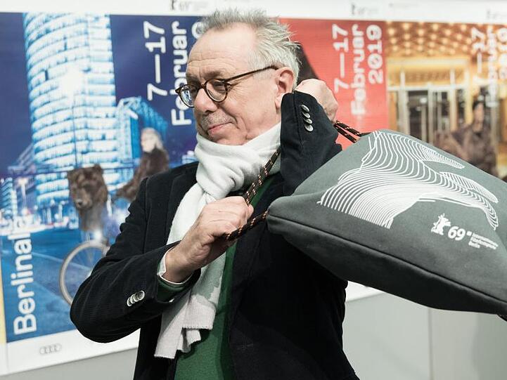 Dieter Kosslick hat nicht nur rote Schals im Schrank hängen.