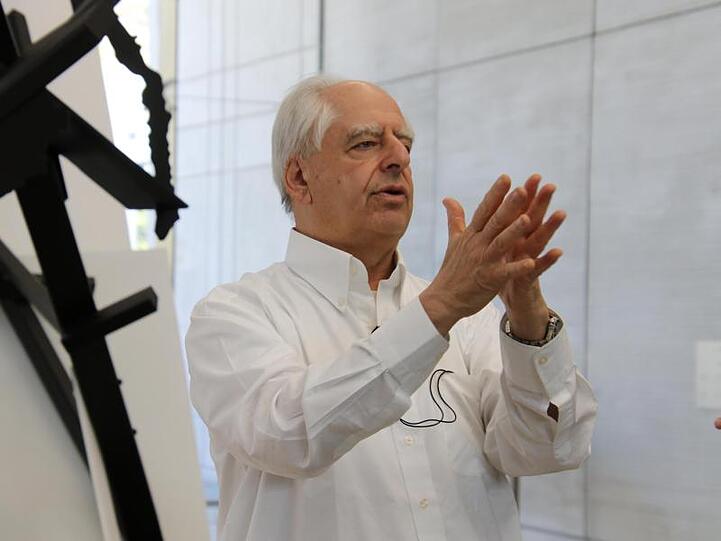 Der international renommierte Künstler William Kentridge aus Südafrika gestikuliert vor einer seiner Skulpturen.