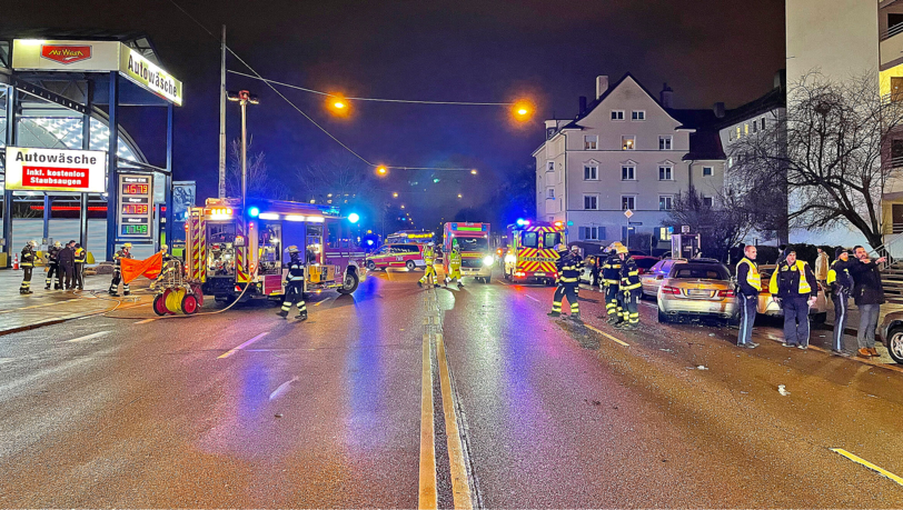 Auf der Landsberger Straße kam es infolge des Unfalls zu Verkehrsbeeinträchtigungen. Auf der Landsberger Straße kam es infolge des Unfalls zu Verkehrsbeeinträchtigungen.