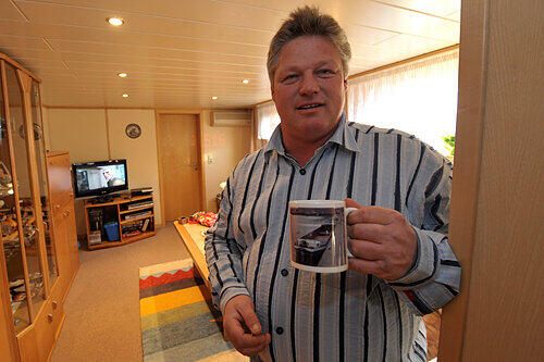 Den Kaffee trinkt er aus der Tasse mit dem Bild vom eigenen Schiff: Wolfgang Mayer in seinem schwimmenden Wohnzimmer auf der &bdquo;Main&ldquo;.