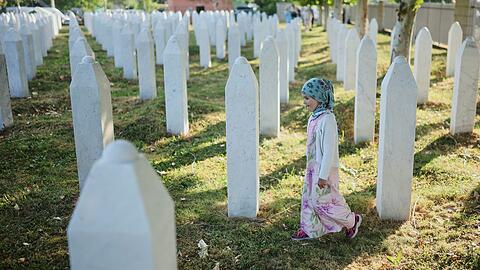 Mehr als 8.000 bosnische Muslime wurden im Raum Srebrenica von bosnisch-serbischen Truppen getötet.