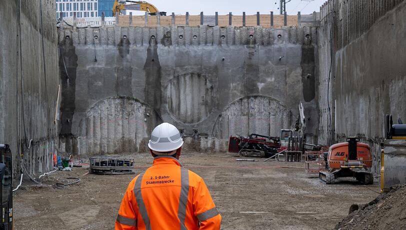 Bei den maschinellen Tunnelbauarbeiten stehen zunächst nur Rettungs- und Erkundungsstollen auf dem Programm. (Archivbild)