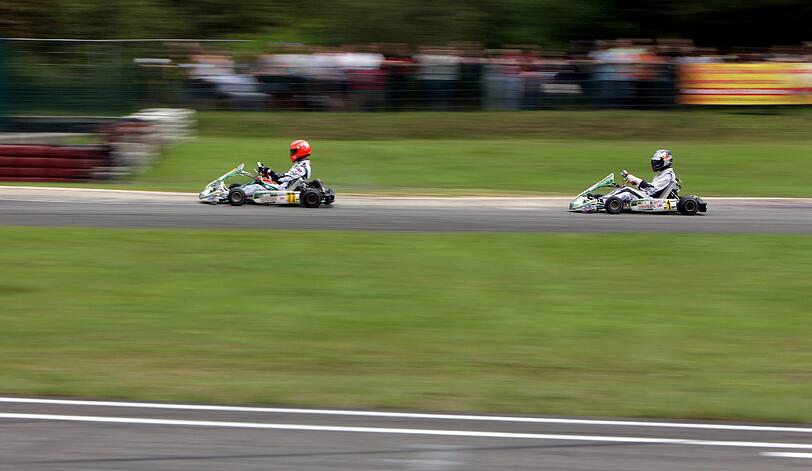 Das Kart-Duell der Formel-1-Weltmeister: Michael Schumacher fuhr seinem Kollegen Sebastian Vettel davon. Spaß hatten alle. Die besten Bilder aus Kerpen...