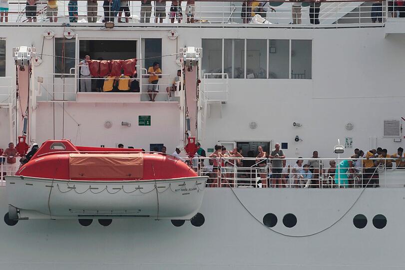 Das havarierte Kreuzfahrtschiff "Costa Allegra" ist im Hafen der Seychellen-Hauptinsel Mahé angekommen - die Bilder.