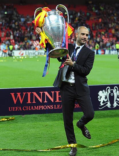 Jetzt bloß nicht stolpern: Einer der größten Momente seiner Trainerlaufbahn - Pep Guardiola und der Henkeltopf. Im Champions League Finale von 2011 besiegte sein Team Manchester United klar mit 2:0.