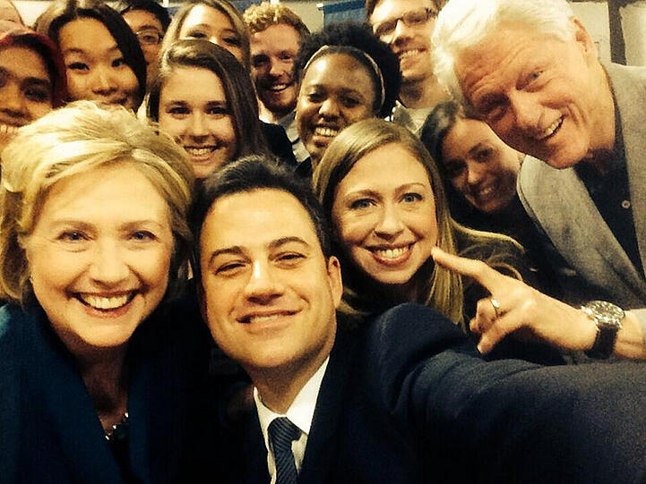 Hillary und Bill Clinton samt Tochter Chelsea und Moderator Jimmy Kimmel (Mitte)