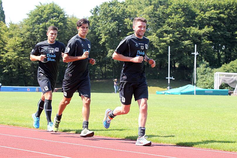 Die Löwen-Spieler müssen beim Trainingsauftakt gleich einmal zum Lakatattest ran.