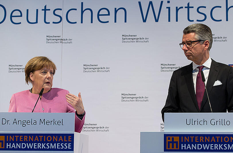 Bundeskanzlerin Angela Merkel (CDU) und der Präsident des Bundesverbandes der Deutschen Industrie (BDI) Ulrich Grillo am Freitag beim Spitzengespräch der deutschen Wirtschaft im Rahmen der Heim- und Handwerkmesse in München.