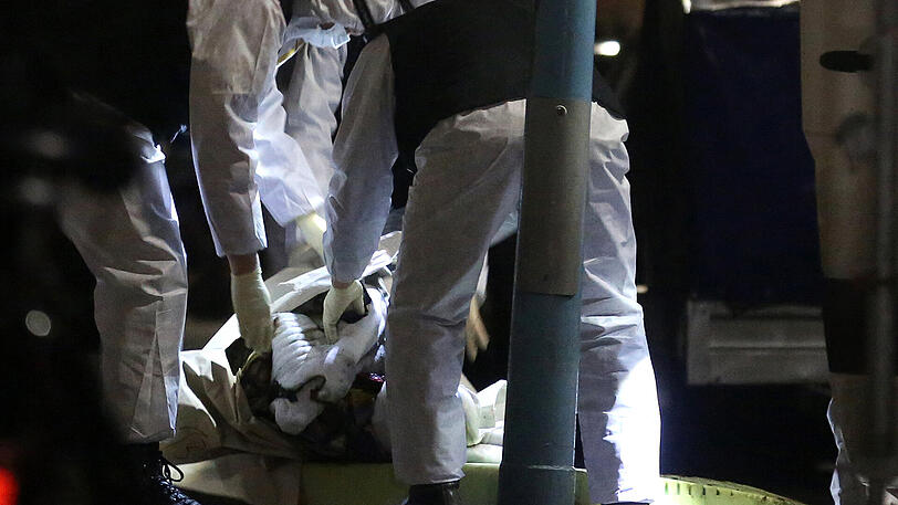 Polizisten der Spurensicherung untersuchen in Herne (Nordrhein-Westfalen) vor dem Haus, in dem es einen Wohnungsbrand gegeben hatte, eine Matratze. In der Wohnung wurde ein Toter gefunden. Der Hinweis kam von einem Mann, bei dem es sich um den mutmaßlichen Kindermörder Marcel H. handelte.