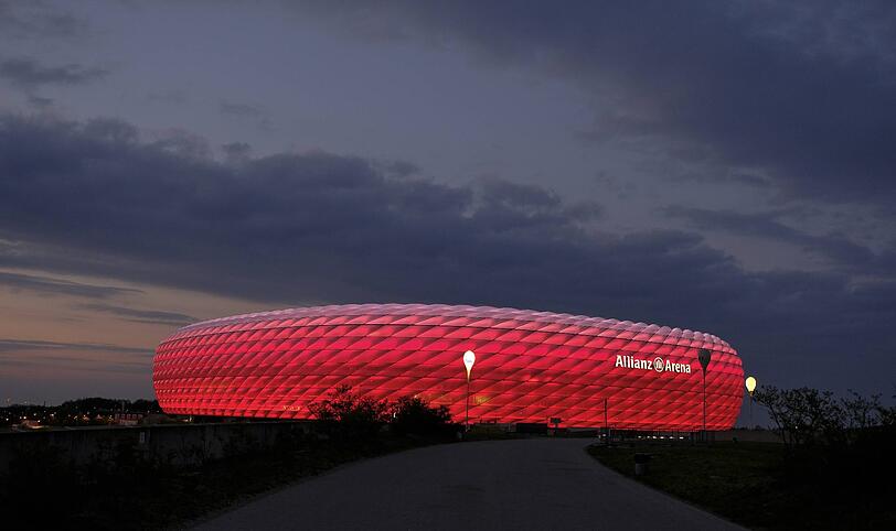 Seit dem Jahr 2005 sind die "Roten" in der Allianz Arena beheimatet. Das Stadion bietet Platz 75.000 Menschen.