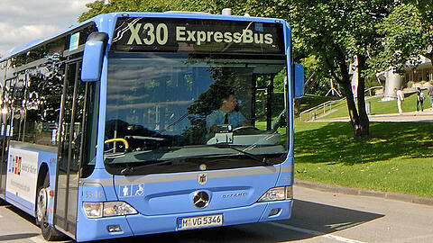 Künftig kann man auch nach 21 Uhr bei den Bussen hinten einsteigen.