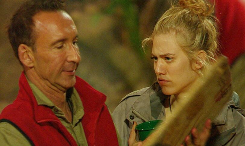 Jochen will Larissa von den Speisen weghaben: 'Jetzt warte doch mal, hier ist doch voll die Action.' Larissa: 'Das ist aber keine Küche.' Jochen: 'Doch das ist jetzt gerade die Küche und du bleibst jetzt da draußen, soll ich dir das tausendmal sagen?' Larissa: 'Bitte, ich kann hingehen wo ich will.