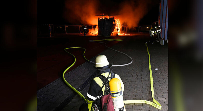 Der Kletterturm neben einer Schule stand bereits in Vollbrand.