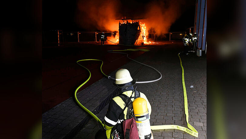 Der Kletterturm neben einer Schule stand bereits in Vollbrand. Der Kletterturm neben einer Schule stand bereits in Vollbrand.