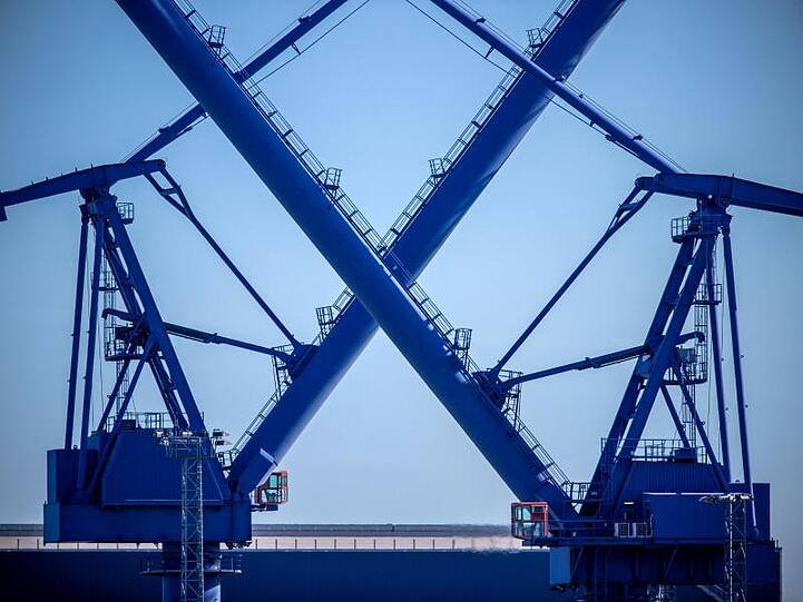 Krane stehen auf dem Gelände der MV-Werft in Rostock-Warnemünde. Die deutschen Werften sind von der Corona-Krise hart getroffen.