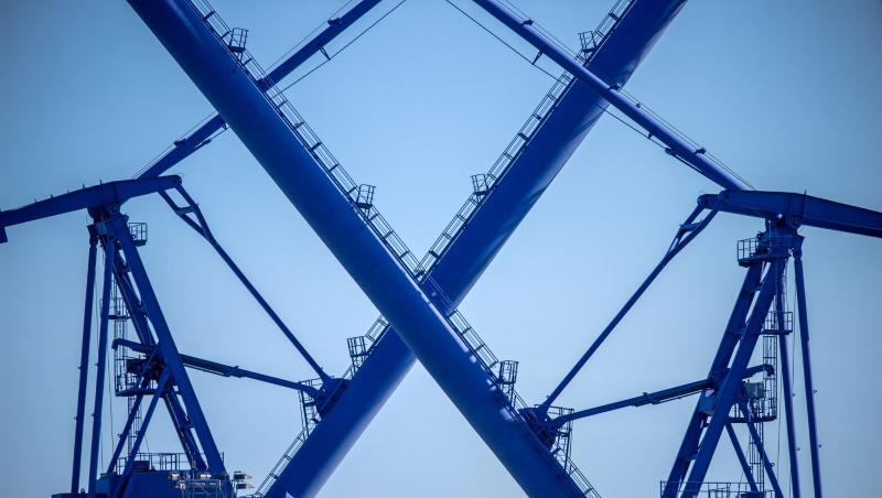 Krane stehen auf dem Gelände der MV-Werft in Rostock-Warnemünde. Die deutschen Werften sind von der Corona-Krise hart getroffen. Krane stehen auf dem Gelände der MV-Werft in Rostock-Warnemünde. Die deutschen Werften sind von der Corona-Krise hart getroffen.