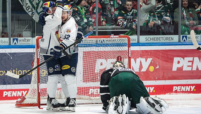 Klare Sache: Max Kastner (links) und Patrick Hager (Mitte) bejubeln das 1:0. Augsburgs Goalie Markus Keller ist geschlagen.
