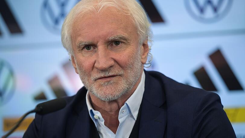 Rudi Völler, Sportdirektor der Fußball-Nationalmannschaft der Männer, spricht ins Mikrofon.