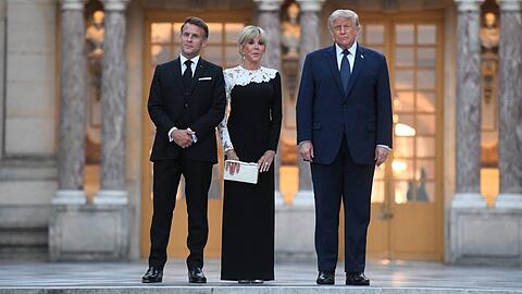 Emmanuel und Brigitte Macron empfingen Donald Trump vor dem Schloss.