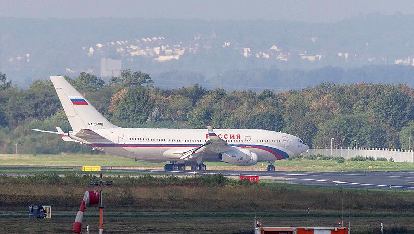 In Russland registrierte Flugzeuge dürfen wegen der Sanktionen im Kontext des Ukraine-Kriegs eigentlich nicht mehr in EU-Staaten fliegen. In Russland registrierte Flugzeuge dürfen wegen der Sanktionen im Kontext des Ukraine-Kriegs eigentlich nicht mehr in EU-Staaten fliegen.