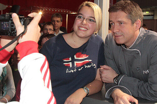 Bei der Autogrammstunde nach der Küchen-Show: Sterne-Koch Alexander Herrmann umringt von seinen vielen Fans.