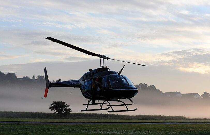 Dabei kommen sogar Helikopter zum Einsatz, die über den Waldstücken kreisen, in denen Yvonne versteckt sein könnte. Mit an Bord...