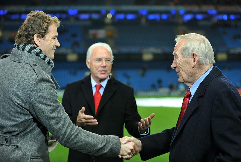Sky Experte Jens Lehmann (im Bild mit Franz Beckenbauer und Bert Trautmann, ehemaliger Torwart von Manchester City) war nicht gerade begeistert von Manchester City im ersten Durchgang: "ManCity spielt sehr, sehr langweilig. Sie schläfern den Gegner ein, sie haben nur Ballbesitz. Aber um ehrlich zu sein, das ist taktisch nicht sonderlich anspruchsvoll. Dass was die hier spielen, das spielt jede Freizeit-Mannschaft, was die machen, nur nicht auf so einem guten Rasen.