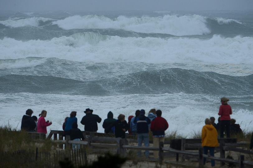 Alptraum-Nacht an der US-Ostküste: Wirbelsturm &bdquo;Sandy&ldquo; ist mit voller Wucht auf das Festland geprallt. Menschen kommen ums Leben, darunter zwei Kinder. Millionen Menschen sind ohne Strom.
