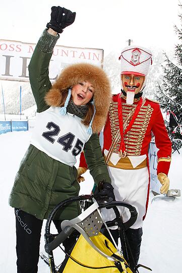 Eine jubelnde Caroline Beil: Die Moderatorin und Schauspielerin hat zumindest den lebensgroßen Nussknacker abgehängt. (4. Tirol Cross Mountain in Kühtai)
