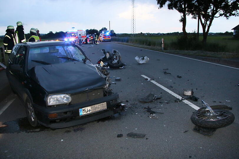Schwerer Unfall: Ein Motorradfahrer krachte in ein entgegenkommendes Auto.