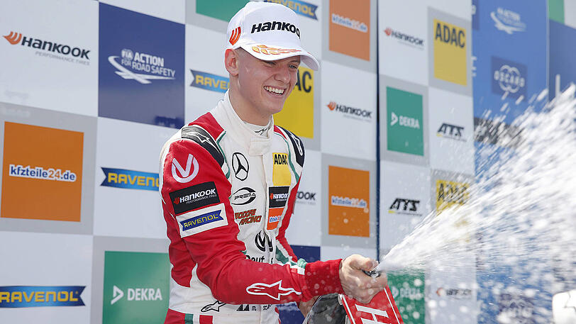 Mick Schumacher feiert seinen dritten Platz ausgelassen.