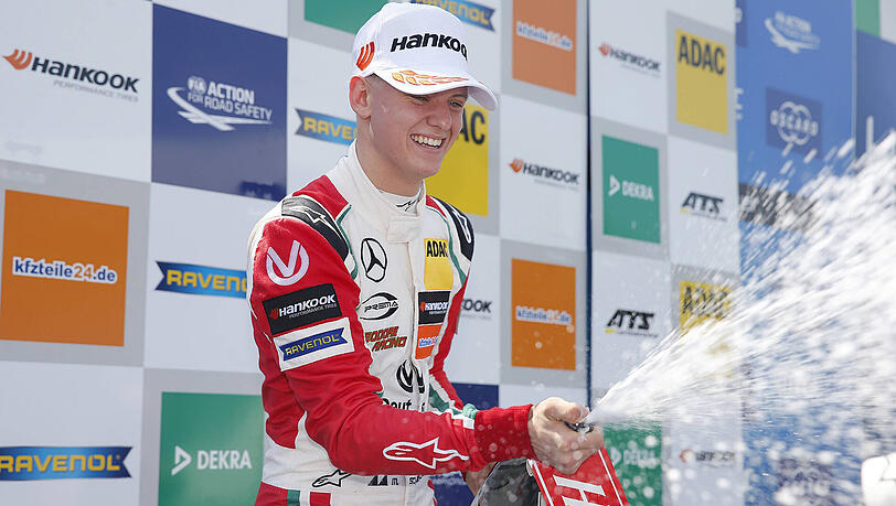 Mick Schumacher feiert seinen dritten Platz ausgelassen. Mick Schumacher feiert seinen dritten Platz ausgelassen.