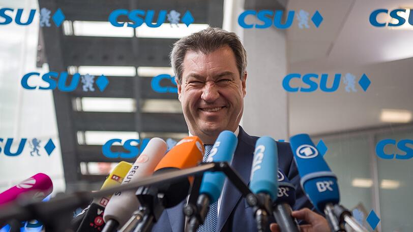 Markus Söder (CSU), Ministerpräsident von Bayern, spricht vor der Sitzung des CSU-Vorstands in die Mikrofone der Rundfunksender.