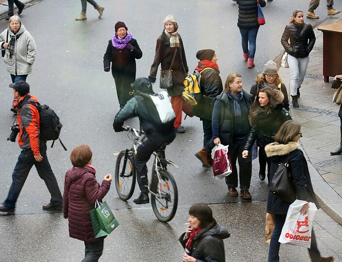 Wo heute noch zahlreiche Taxis, Busse und Räder verkehren sollen scohn bald nur noch Fußgänger gehen dürfen. Hier soll die Fußgängerzone künftig verlaufen, die Bilder.