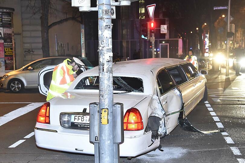 In der Blumenstraße hat es am Samstagabend heftig geknallt - die Bilder von der Unfallstelle.