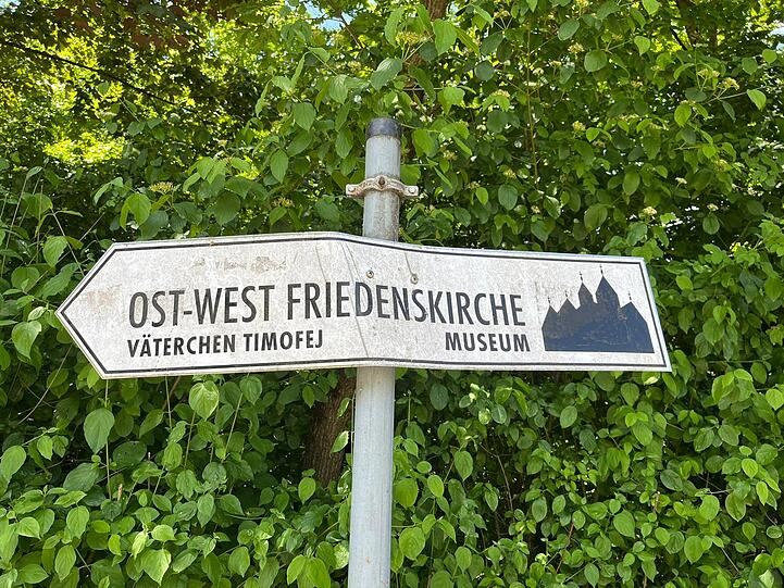 Noch weist das Schild den Weg zur Kirche, finden werden sie Besucher aber leider nicht mehr.