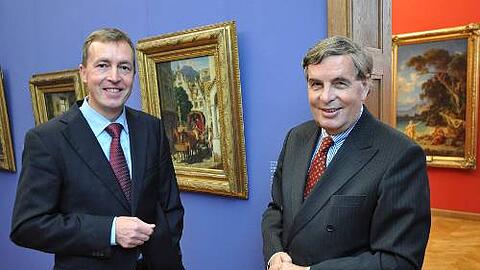 Ideen für die Schack-Galerie: Konservator Rott (li.) und Generaldirektor Baumstark mit einem lichtempfindlichen Neureuther-Bild.