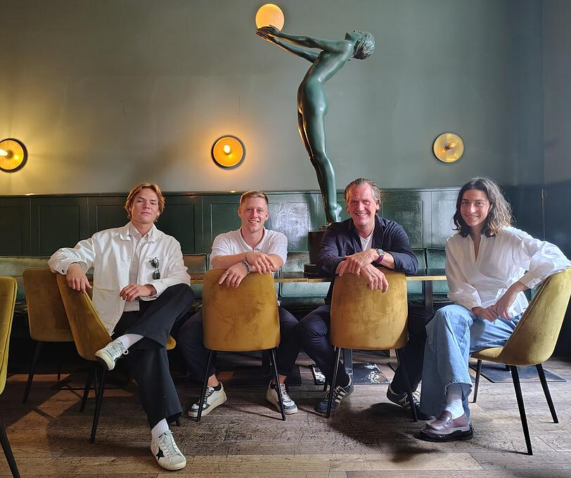 Seine Projekte startet Uebelherr (2.v.r.) gerne mit jungen Gastronomen. Im Falle des Zoozie's-Pop-up mit (v.L) Vincent Biemüller und Alex Brenner sowie seiner Tochter Julia Uebelherr. Seine Projekte startet Uebelherr (2.v.r.) gerne mit jungen Gastronomen. Im Falle des Zoozie's-Pop-up mit (v.L) Vincent Biemüller und Alex Brenner sowie seiner Tochter Julia Uebelherr.