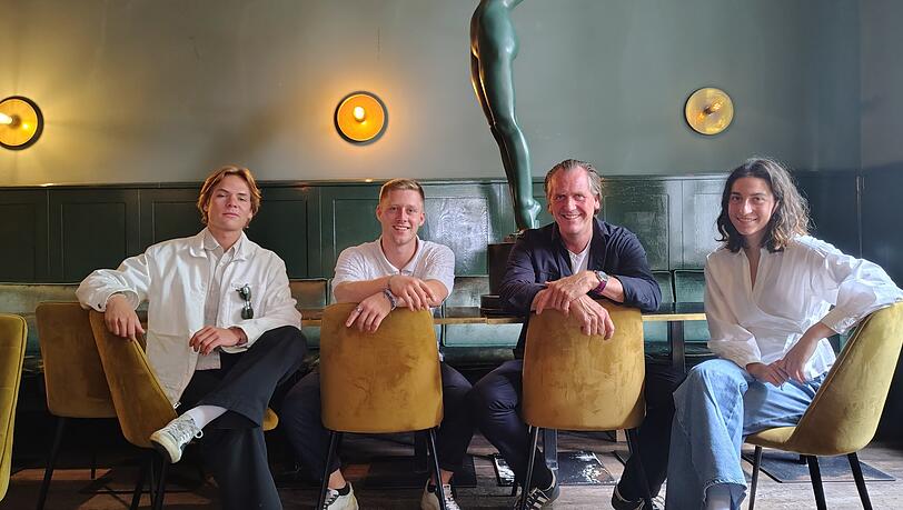 Seine Projekte startet Uebelherr (2.v.r.) gerne mit jungen Gastronomen. Im Falle des Zoozie's-Pop-up mit (v.L) Vincent Biemüller und Alex Brenner sowie seiner Tochter Julia Uebelherr. Seine Projekte startet Uebelherr (2.v.r.) gerne mit jungen Gastronomen. Im Falle des Zoozie's-Pop-up mit (v.L) Vincent Biemüller und Alex Brenner sowie seiner Tochter Julia Uebelherr.