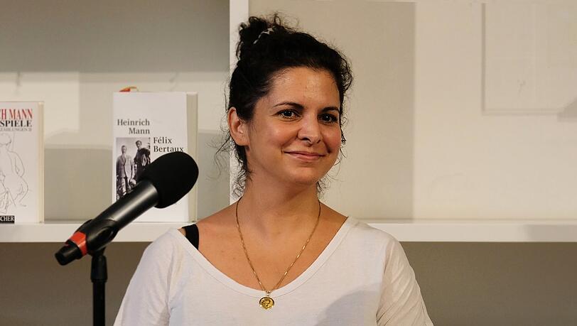 Nora Abdel-Maksoud bei einer Lesung in der Monacensia.