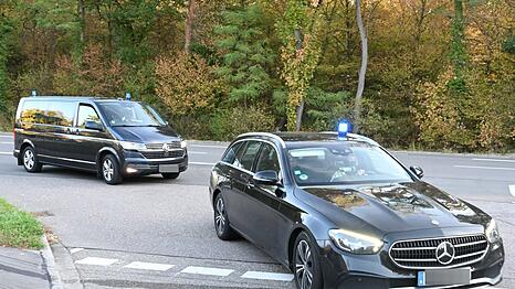 Zivile Polizeifahrzeuge fahren am Vormittag mit Blaulicht auf das Gel&auml;nde des Bundesgerichtshofes. Ob der unter Spionageverdacht stehende fr&uuml;here Pr&auml;sident des Bundesnachrichtendienstes, August Hanning, in einem der Autos sitzt, ist unbekannt.
